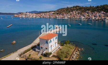 Einsames wunderschönes Haus in Galatas, vor dem Ausgang der Insel Poros, Griechenland Stockfoto