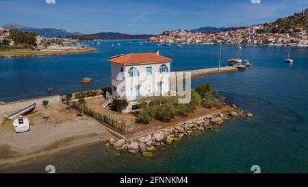 Einsames wunderschönes Haus in Galatas, vor dem Ausgang der Insel Poros, Griechenland Stockfoto