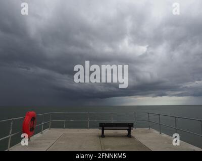 Sheerness, Kent, Großbritannien. Mai 2021. UK Wetter: Epische Sturmwolken über Sheerness, Kent. Kredit: James Bell/Alamy Live Nachrichten Stockfoto