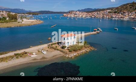 Einsames wunderschönes Haus in Galatas, vor dem Ausgang der Insel Poros, Griechenland Stockfoto