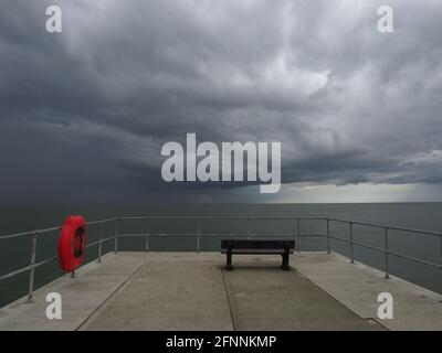 Sheerness, Kent, Großbritannien. Mai 2021. UK Wetter: Epische Sturmwolken über Sheerness, Kent. Kredit: James Bell/Alamy Live Nachrichten Stockfoto
