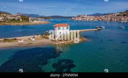 Einsames wunderschönes Haus in Galatas, vor dem Ausgang der Insel Poros, Griechenland Stockfoto