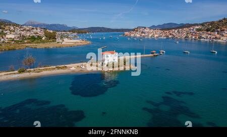 Einsames wunderschönes Haus in Galatas, vor dem Ausgang der Insel Poros, Griechenland Stockfoto