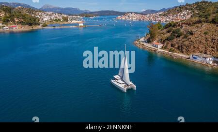 Katamaran-Segelboot, das den Poros-Kanal, Griechenland, erreicht Stockfoto