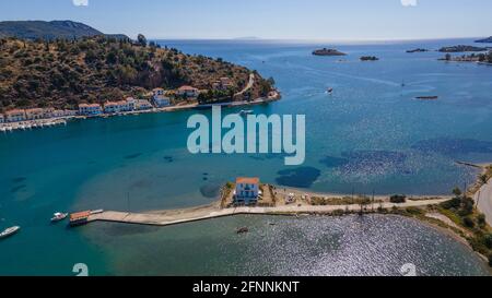 Einsames wunderschönes Haus in Galatas, vor dem Ausgang der Insel Poros, Griechenland Stockfoto