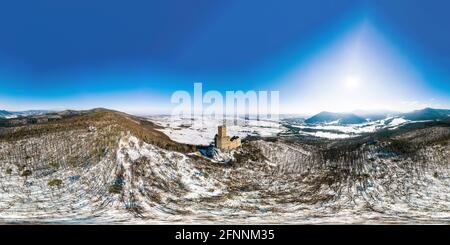 360-Grad-Panoramablick auf die Burg Ortenburg in den Vogesen. Luftaufnahme, Drohnenschießen. Winter, Schnee liegt auf den Bergen. Stockfoto