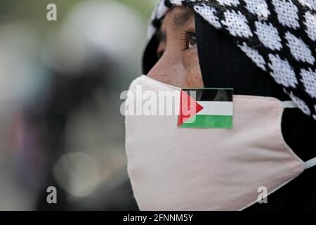 Jakarta, Indonesien. Mai 2021. Ein maskierter Protestler schaut während der Demonstration zu. Pro-palästinensische Demonstranten marschierten zur streng bewachten US-Botschaft in der indonesischen Hauptstadt, um ein Ende der israelischen Luftangriffe im Gazastreifen zu fordern. (Foto von Aslam Iqbal/SOPA Images/Sipa USA) Quelle: SIPA USA/Alamy Live News Stockfoto