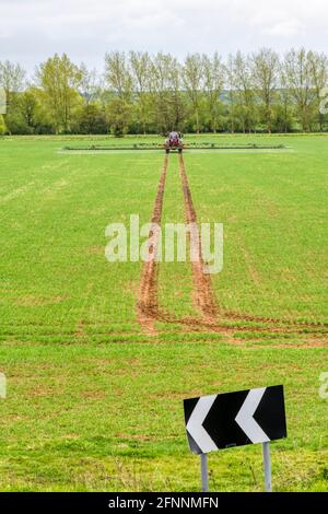 Ein Horsch-Feldsprüher, der auf einem Ackerfeld in Norfolk arbeitet. Stockfoto