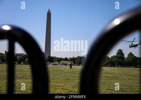 Marine One mit US-Präsident Joe Biden verlässt die Ellipse in der Nähe des Weißen Hauses, bevor er am 18. Mai 2021 in Washington, DC, an Bord von Marine One geht. Quelle: Oliver Contreras/Pool via CNP /MediaPunch Stockfoto