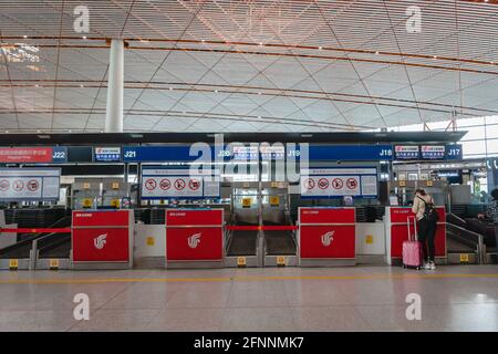 Peking, China – 2017. Oktober: Air China Check-in-Schalter am internationalen Flughafen Beijing Capital in China. Stockfoto