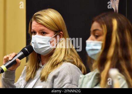 Von links sprechen die niederländische Leichtathletik-Athletin Dafne Schippers und Sha'Carri Richardson aus den USA während der Pressekonferenz vor der Zlata Tretra (Golden Spike) Continental Tour - Gold Athletic Event in Ostrava, Tschechische Republik, 18. Mai 2021. (CTK Photo/Jaroslav Ozana) Stockfoto