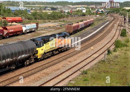 Colas Rail Freight Class 70 Loco 70810 schleppt die 1005 Colas Ribble Rail zur Ölraffinerie Lindsey am 18/5/21 durch Scunthorpe. Stockfoto