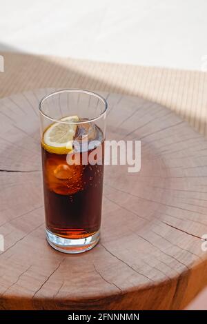 Erfrischender Cocktail oder Espresso Tonic Drink auf einem kleinen Holztisch Stockfoto