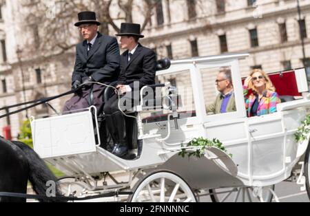 London, Großbritannien. Mai 2021. Besucher kehren nach London zurück, MIT einem Pferd und einer Kutsche vor den Houses of Parliament Quelle: Ian Davidson/Alamy Live News Stockfoto