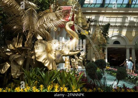 Ein goldener Elefant spritzt Wasser in einen Pool im Bellagio Conservatory and Botanical Gardens in Las Vegas, Nevada. Stockfoto