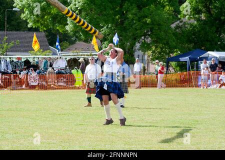 Caber wirft bei Helensburgh und Lomond Highland Games Stockfoto