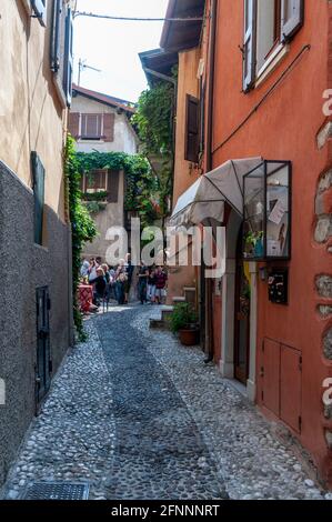 Eine schmale Passage namens Via Casella in der mittelalterlichen Stadt Von Malcesine am Ostufer des Gardasees in Die Region Venetien im Norden Italiens Stockfoto