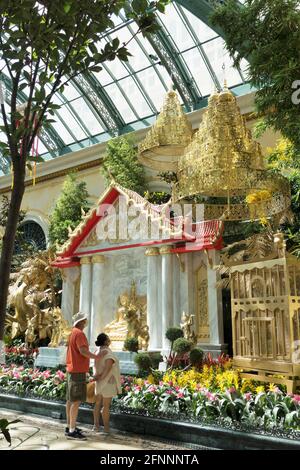 Ein Paar, das sich an einer Ausstellung im Bellagio Conservatory and Botanical Gardens in Las Vegas, Nevada, anschallt.