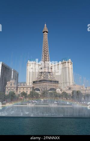 Eine Nachbildung des Eiffelturms in Paris Las Vegas, die hinter den Springbrunnen im Bellagio Hotel in Las Vegas, Nevada, zu sehen ist. Stockfoto