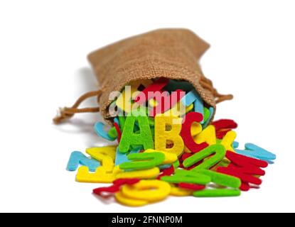 Bunte Filzbriefe in einer Jute-Tasche gegen ein Weiß Hintergrund Stockfoto