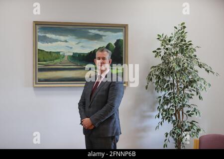 Der neue DUP-Chef Edwin Poots sprach mit PA Media in den Büros der Partei in den Parlamentsgebäuden von Stormont. Bilddatum: Dienstag, 18. Mai 2021. Stockfoto