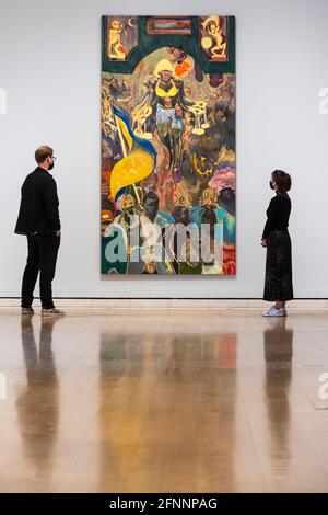 London, Großbritannien. 18 Mai 2021. Mitarbeiter sehen „Pathos and the Twilight of Idol“, 2019, von Michael Armitage. Vorschau auf „Michael Armitage: Paradise Edict“ an der Royal Academy of Arts in Piccadilly. Die Ausstellung umfasst die letzten sieben Jahre von Armitage. Sie zeigt Landschaften, allegorische Figuren und Gemälde, die von den Parlamentswahlen in Kenia 2017 inspiriert wurden. Sie reflektiert seine Erfahrungen in Kenia und aktuelle Ereignisse und bezieht sich auf zeitgenössische ostafrikanische Kunst und europäische Kunstgeschichte. Die Show läuft vom 22. Mai bis zum 19. September 2021. Kredit: Stephen Chung / Alamy Live Nachrichten Stockfoto