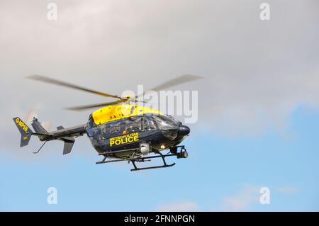 Metropolitan Police Hubschrauber Eurocopter EC145 G-MPSB in North Weald, Essex, Großbritannien. Fliegen in einer zerbrochenen Wolke. Heller, sonniger Tag. Stockfoto