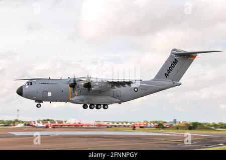 Das militärische Transportflugzeug A400M Atlas von Airbus testet die EC-402 bei Ankunft bei Royal International Air Tattoo, RIAT, RAF Fairford, Großbritannien. Debüt-Event Stockfoto