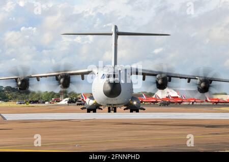 Das militärische Transportflugzeug A400M Atlas von Airbus testet die EC-402 bei Ankunft bei Royal International Air Tattoo, RIAT, RAF Fairford, Großbritannien. Debüt-Event Stockfoto