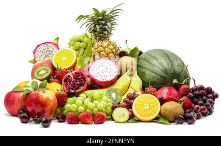 Zusammensetzung mit verschiedenen Früchten isoliert auf weißem Hintergrund mit Ausschnitt Pfad Stockfoto