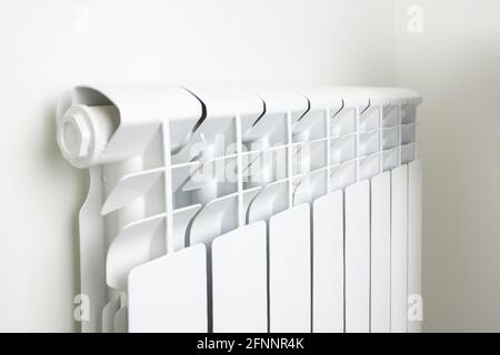 Zentralheizung Heizkörper. Heizkörper, weißer Heizkörper in einer Wohnung. Stockfoto