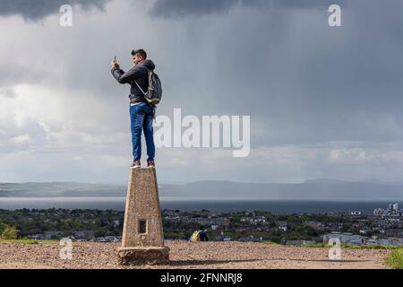 Edinburgh, Großbritannien. 18. Mai 2021 im Bild: Zuschauer auf dem Calton Hill in Edinburgh beobachten, wie ein Sturm den Fluss Forth entlang zieht. Kredit: Rich Dyson/Alamy Live Nachrichten Stockfoto