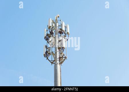 Mobilfunk-MACRO-Basis-Transceiver-Station. Telekommunikationsturm. Antennensender Für Drahtlose Kommunikation. Entwicklung von Kommunikationssystemen in Stockfoto
