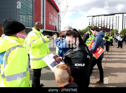 Die Fans von Manchester United werden vor dem Premier League-Spiel in Old Trafford, Manchester, Sicherheitskontrollen unterzogen. Bilddatum: Dienstag, 18. Mai 2021. Stockfoto