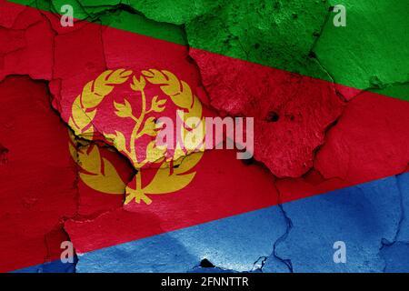 Flagge von Eritrea auf rissige Wand gemalt Stockfoto