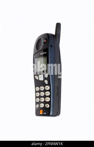 Ein klassisches Nokia NK402-Mobiltelefon, das auf weißem Hintergrund isoliert ist Stockfoto
