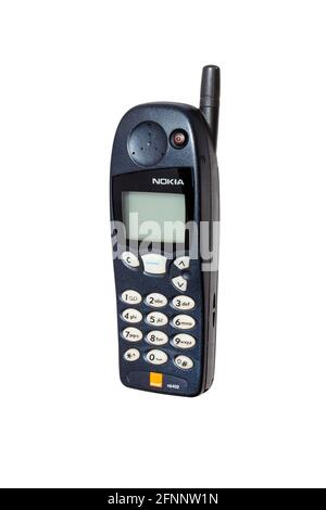 Ein klassisches Nokia NK402-Mobiltelefon, das auf weißem Hintergrund isoliert ist Stockfoto