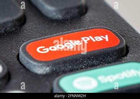 Nahaufnahme der Google P{Lay-Taste auf einer Roku-Fernbedienung TV-Controller Stockfoto