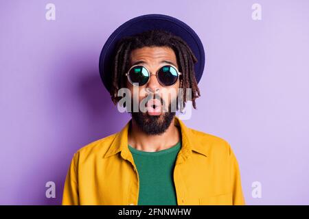 Portrait of dreads Frisur beeindruckt dunkle Haut Mann offenen Mund Starrt isoliert auf violettem Hintergrund Stockfoto