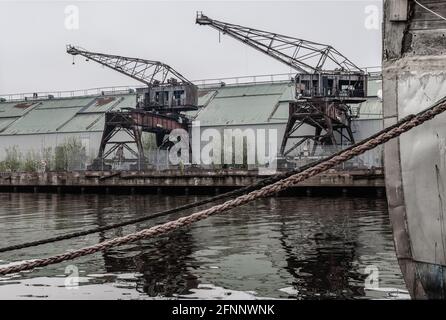 Zwei Kraniche entlang des Flusses, die nach dem Dienst aus zurückzogen 1936 in der berühmten Hafenstadt Gävle Schweden Stockfoto