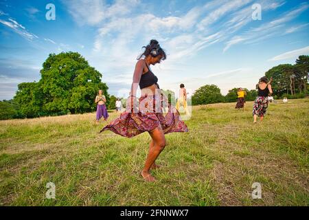 GROSSBRITANNIEN / England / London / Hampstead Heath / Ecstatic Dance London Event . Tänzer mit kabellosen geräuschlosen Disco-Kopfhörern. Stockfoto