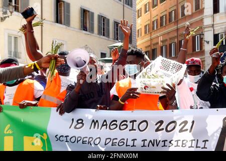 Demonstration der Landarbeiter 'die Unsichtbaren', um mehr Rechte bei der Arbeit zu fordern. Rom (Italien), 18. Mai 2021 Foto Samantha Zucchi Insidefoto Stockfoto