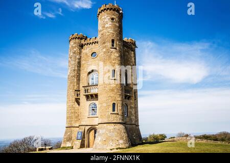 Broadway Tower, eine Torheit aus dem 18. Jahrhundert, steht am zweithöchsten Punkt der Cotswolds. Stockfoto