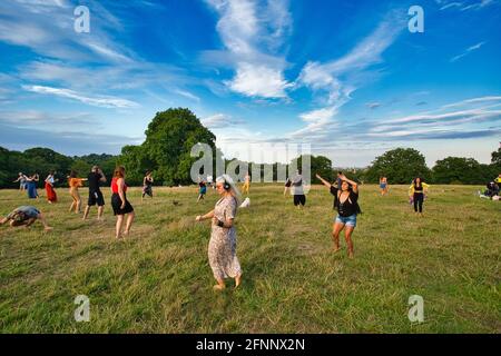 GROSSBRITANNIEN / England / London / Hampstead Heath / Ecstatic Dance London Event . Tänzer mit kabellosen geräuschlosen Disco-Kopfhörern. Stockfoto