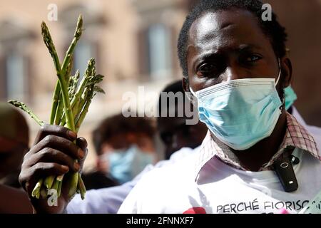 Rom, Italien. März 2021. Demonstration der Landarbeiter 'die Unsichtbaren', um mehr Rechte bei der Arbeit zu fordern. Rom (Italien), 18. Mai 2021 Foto Samantha Zucchi Insidefoto Kredit: Insidefoto srl/Alamy Live News Stockfoto