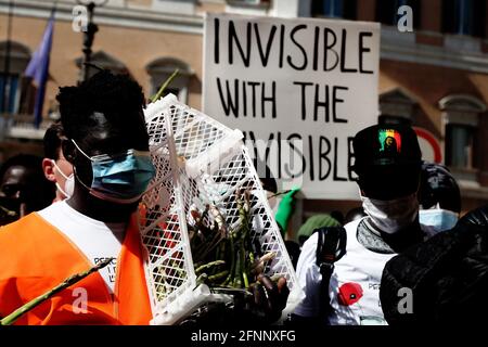 Rom, Italien. März 2021. Demonstration der Landarbeiter 'die Unsichtbaren', um mehr Rechte bei der Arbeit zu fordern. Rom (Italien), 18. Mai 2021 Foto Samantha Zucchi Insidefoto Kredit: Insidefoto srl/Alamy Live News Stockfoto