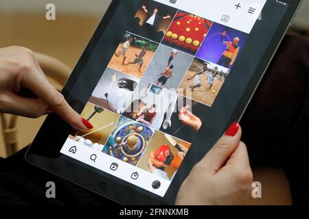 Frau beim Lesen von Instagram auf einem digitalen Apple iPad-Tablet. Instagram-Anwendung für soziale Medien. Frankreich. Stockfoto