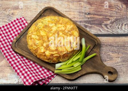 Hausgemachte Kartoffeln oder Kartoffelomelette auf einem Holzbrett auf einem rustikalen Tisch. Natürliche und typisch spanische Küche. Konzept der regionalen Küche. Stockfoto