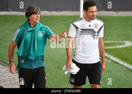 Bundestrainer Joachim Jogi LOEW, LÃ - W (GER) ernennt Hummels ins EM-Team! Archivfoto: Bundestrainer Joachim Jogi LOEW, LÂ‚Ã „Â¶W (GER), Geste, zeigen, zeigen, Mit dem Finger nach rechts zeigt Matts HUMMELS. Fußball, Training der deutschen Fußballnationalmannschaft am 4. September 2018 in München/FC Bayern Campus, Sven Simon Fotoagentur GmbH & Co. Pressefoto KG # Prinzess-Luise-Str. 41 # 45479 M uelheim/R uhr # Tel 0208/9413250 # Fax. 0208/9413260 # GLS Bank # BLZ 430 609 67 # Konto 4030 025 100 # IBAN DE75 4306 0967 4030 0251 00 # BIC GENODEM1GLS # www.svensimon.net. Stockfoto