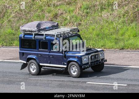 2001 Blue Land Rover Defender County Td5; Oldtimer-Expedition, britischer Geländewagen mit Allradantrieb, raues Geländefahrzeug mit Geländeeinsatz über Land, LandRover Discovery Turbo Diesel UK Stockfoto